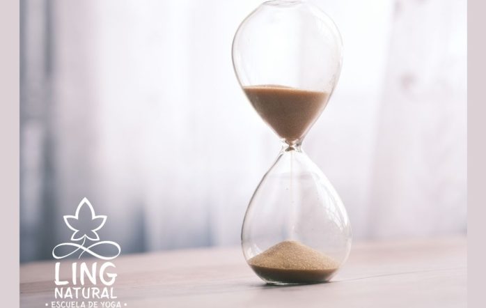 Como profesora de yoga y consteladora familiar en Tenerife, reflexiono sobre la trampa de la falta de tiempo y por qué el yoga es el oxígeno diario que sostiene tu […]